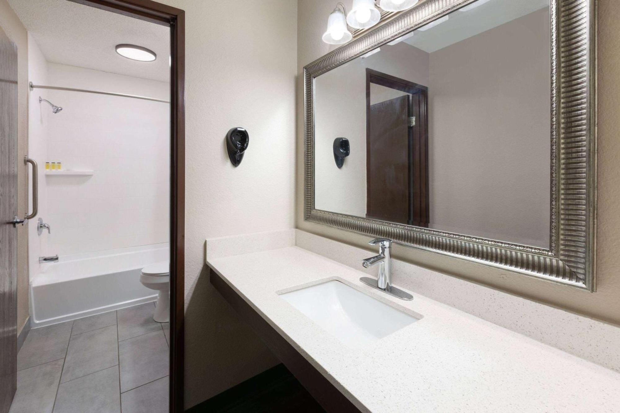 ซูเปอร์ 8 บาย วินด์แฮม ซัมเมอร์สวิลล์ Hotel ภายนอก รูปภาพ